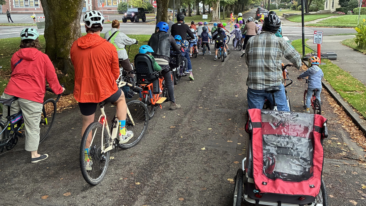 Riding Together: EllyPop’s Morning with Duniway Bike Bus in Portland
